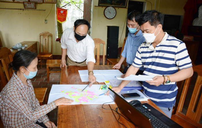 Cán bộ khu Hùng Nhĩ, thị trấn Thanh Sơn (Phú Thọ) cùng chủ đầu tư dự án giải thích các vướng mắc trong công tác GPMB thực hiện dự án Khu nhà ở đô thị Tân Tiến cho người dân