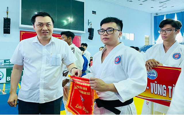 Ông Cao Văn Chóng – Phó Giám đốc Sở Văn hóa, Thể thao và Du lịch tỉnh Bình Dương trao cờ lưu niệm cho các đoàn