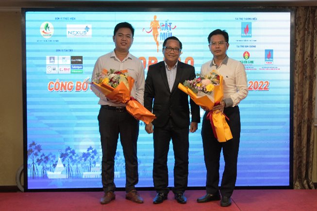 Ông Tạ Hoàng Hiện – Phó Giám đốc Sở Văn hóa, Thể thao và Du lịch tỉnh Cà Mau tặng hoa cho nhà tài trợ Petrolimex đồng hành cùng giải chạy Marathon Cà Mau