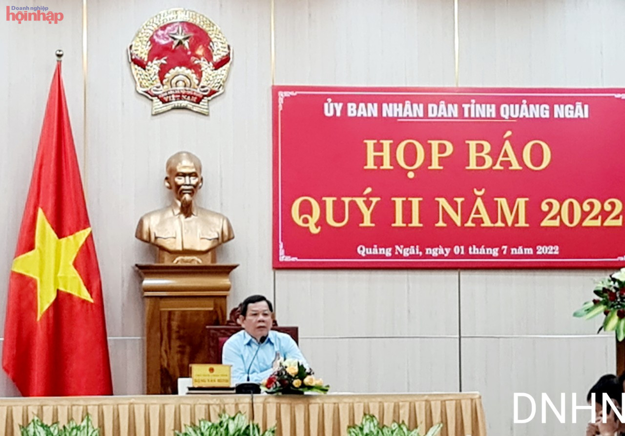 Chủ tịch UBND tỉnh Quảng Ngãi Đặng Văn Minh mong muốn phóng viên các cơ quan báo chí giúp sức cho tỉnh giải quyết trình trạng khai thác cát trái phép trên địa bàn tỉnh