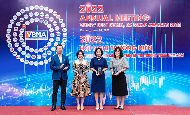 Đại diện SCB, chị Huỳnh Kim Phụng - Giám đốc Kinh doanh Trái phiếu Chính phủ nhận giải thưởng của VBMA (vị trí thứ 02 từ trái qua).