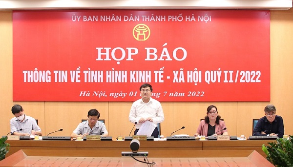 Chánh Văn phòng UBND TP Trương Việt Dũng thông tin tai buổi họp báo