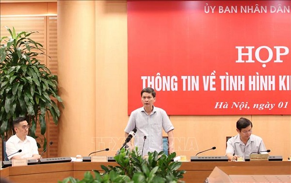 Phó giám đốc Sở Y tế Hà Nội Vũ Cao Cương phát biểu tại buổi họp báo (Ảnh: TTXVN)