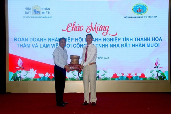 Hiệp hội Doanh nghiệp tỉnh Thanh Hóa tặng quà lưu niệm cho Công ty TNHH Nhà đất Nhân Mười.