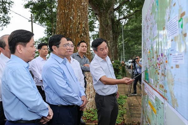 Thủ tướng Phạm Minh Chính khảo sát hướng tuyến dự án cao tốc Khánh Hòa – Buôn Ma Thuột (Ảnh: VGP/Nhật Bắc)