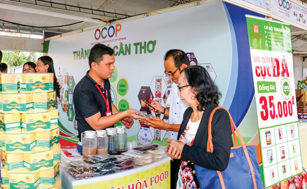 Visitors to the OCOP exhibit during OCOP Week and Vietnam's elite goods 2022 hosted at GO! Can Tho.