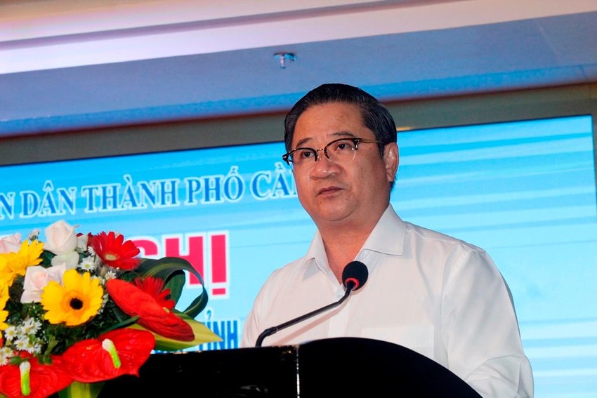 Chủ tịch UBND TP Cần Thơ Trần Việt Trường phát biểu tại hội nghị chiều 1-7.