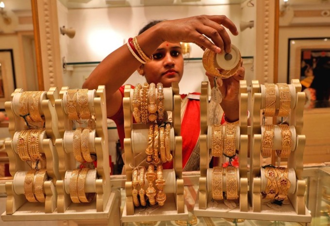 Ấn Độ tăng thuế xuất khẩu xăng, nhập vàng