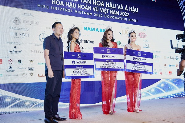 Ông Nguyễn Tất Tùng - CT HĐTV Natrumax Việt Nam trao tặng tài trợ cho Top 3 Hoa hậu hoàn vũ Việt Nam 2022
