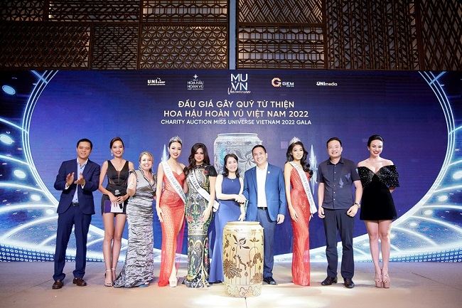 Ông Nguyễn Tất Tùng - CT HĐTV Natrumax Việt Nam (Người đứng thứ 2 bên phải) chụp ảnh cùng các BTC chương trình đấu giá từ thiện
