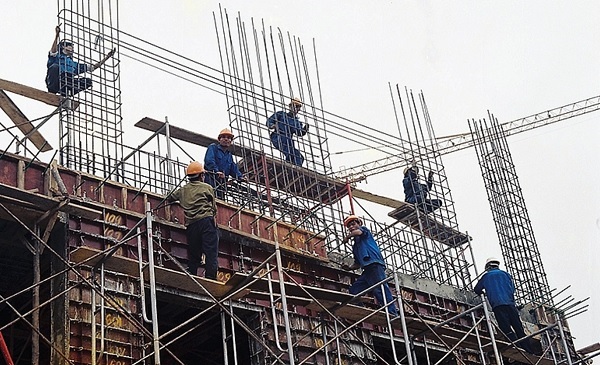 Công nhân làm việc thủ công trên các công trình xây dựng được đề nghị đưa vào Danh mục công việc nguy hiểm, nặng nhọc (Ảnh minh họa: Ngọc Mai)