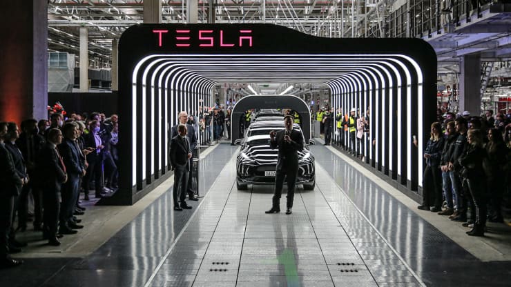 Giám đốc điều hành Tesla Elon Musk phát biểu trong lễ khai trương chính thức nhà máy sản xuất ô tô điện Tesla mới vào ngày 22 tháng 3 năm 2022 gần Gruenheide, Đức.