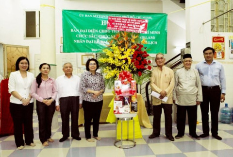 Chủ tịch Ủy ban MTTQ Việt Nam TPHCM Tô Thị Bích Châu thăm và chúc mừng các cơ sở tôn giáo