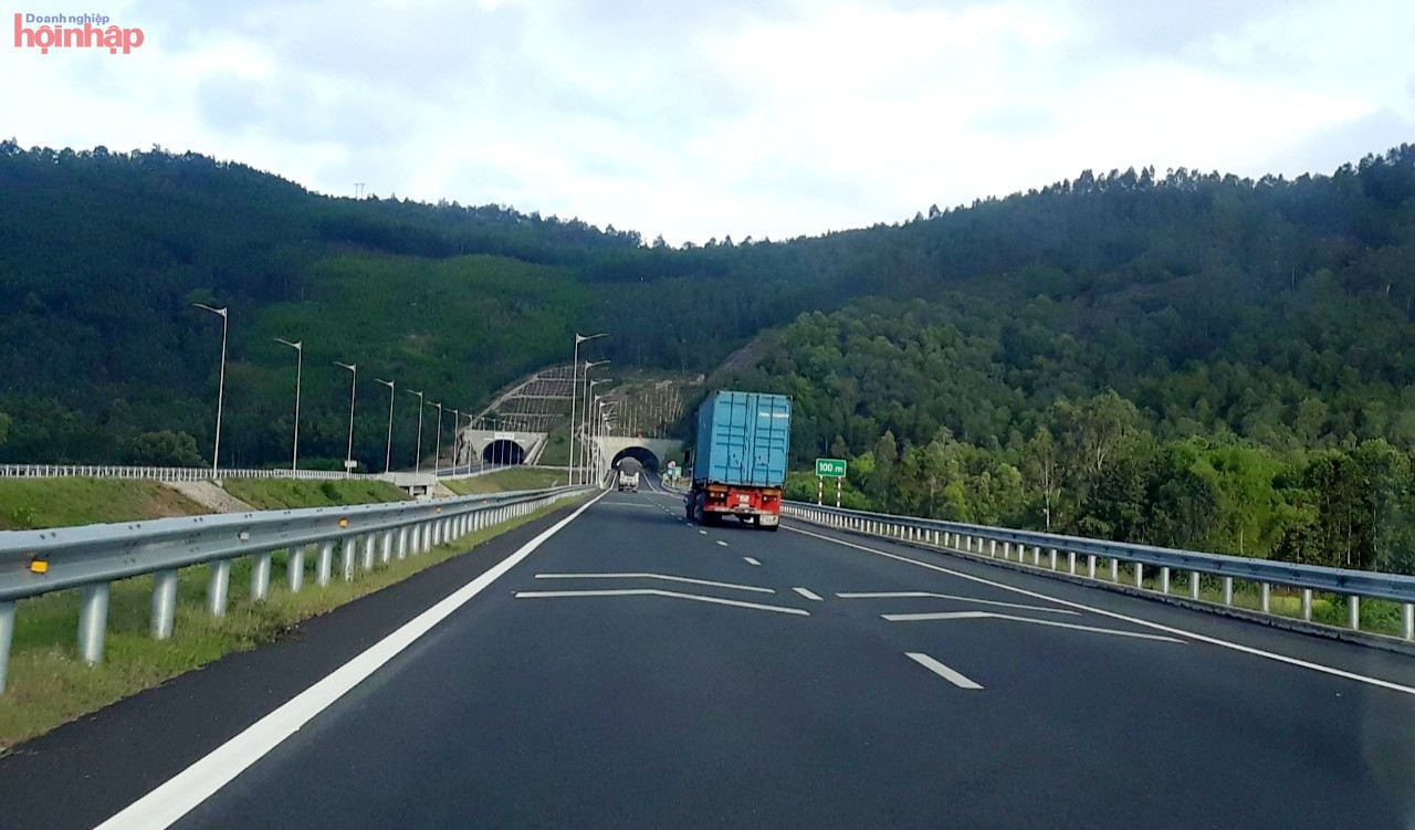 Đường bộ cao tốc Bắc-Nam đoạn qua Đà Nẵng - Quảng Ngãi đã hoàn thành đưa vào sử dụng.