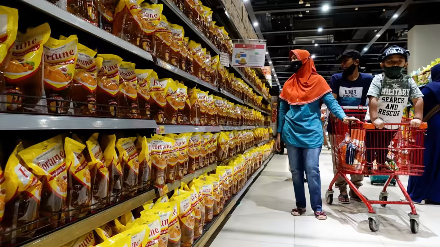 Chi phí thực phẩm cao hơn và giá dầu toàn cầu tăng cao đã thúc đẩy lạm phát của Indonesia. © Reuters