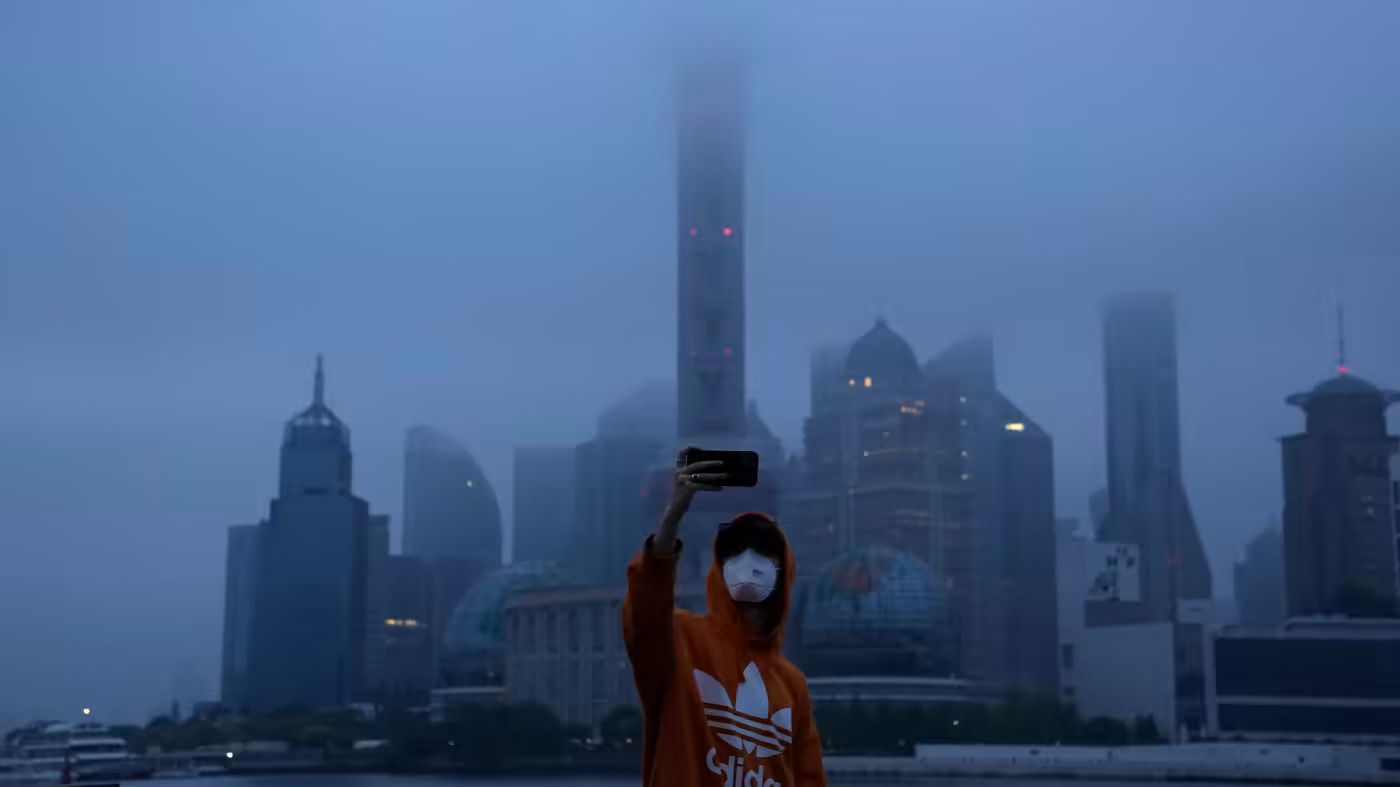 Tháp Oriental Pearl ở Thượng Hải. Thành phố lớn nhất của Trung Quốc đã bị đóng cửa trong hai tháng do sự gia tăng các ca nhiễm coronavirus. © AP