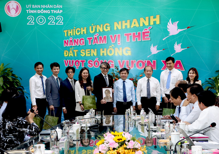 The Standing Deputy Secretary of the Provincial Party Committee, Phan Van Thang, and the Vice Chairman of the Provincial People's Committee, Doan Tan Buu, presented Mr Sato KouiChiro and members of the Group with presents and souvenir photographs. Dong Thap's lotus is used to produce souvenirs.