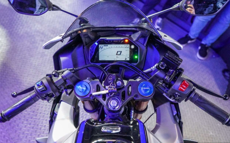 Yamaha R15M 2022 được trang bị cụm đồng hồ điều khiển LCD có thể chuyển đổi chế độ lái từ chế đường phố sang đường đua.