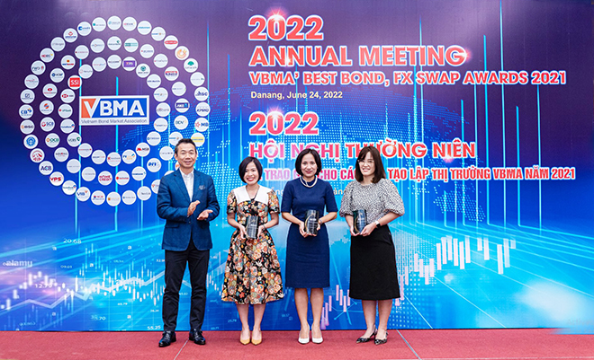 Representative of SCB, Ms Huynh Kim Phung - Government Bond Business Manager received the VBMA award (the second place from left).