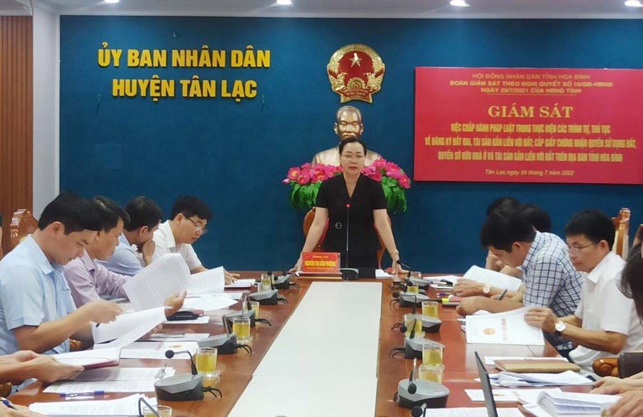 Phó Chủ tịch TT HĐND tỉnh Hòa Bình Nguyễn Thị Cẩm Phương phát biểu tại hội nghị.