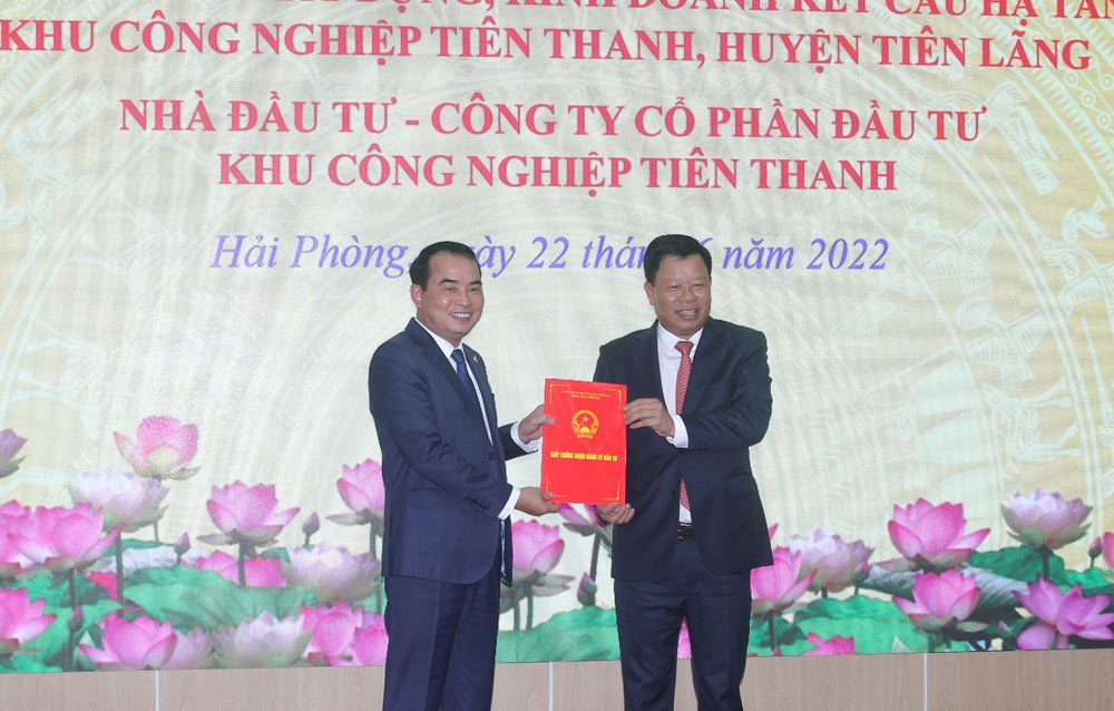 Ngày 22.6, Ban Quản lý Khu kinh tế Hải Phòng trao chứng nhận đầu tư cho dự án đầu tư xây dựng và kinh doanh kết cấu hạ tầng Khu công nghiệp Tiên Thanh, huyện Tiên Lãng.