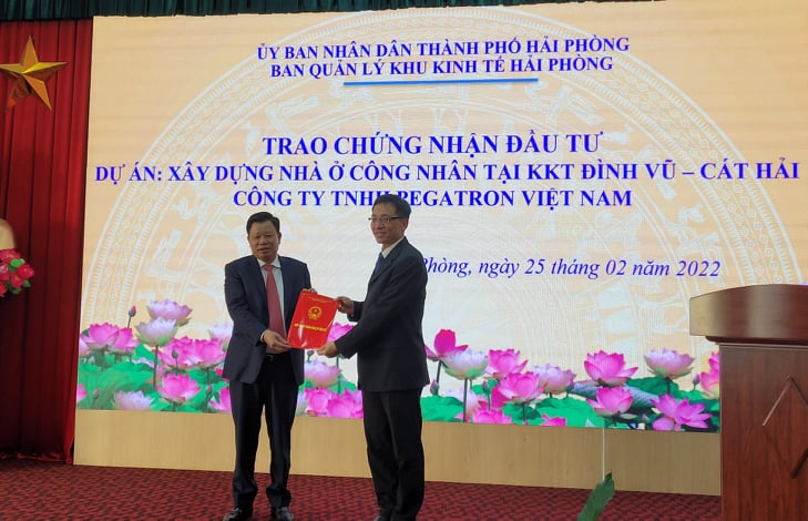 Ngày 25.2, Ban Quản lý Khu kinh tế Hải Phòng trao giấy chứng nhận đầu tư Dự án xây dựng nhà ở công nhân cho đại diện Công ty TNHH Pegatron Việt