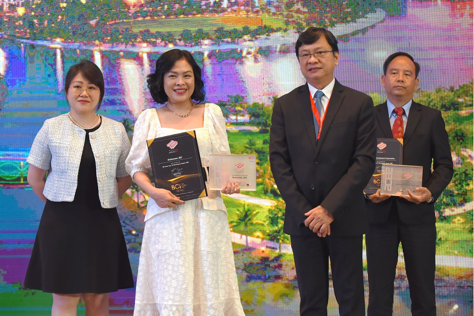 A representative of Vinhomes received a certificate at the BCI Asia Awards 2022