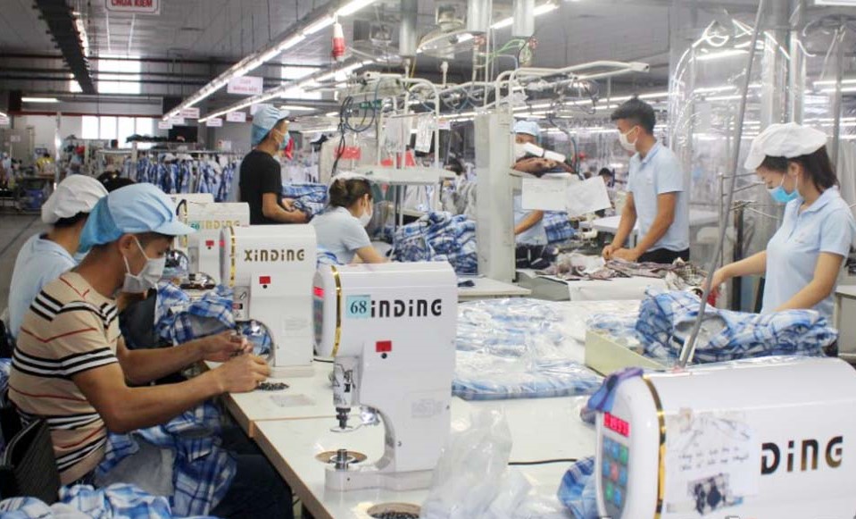Công ty TNHH sản xuất hàng may mặc Esquel Việt Nam - Hòa Bình (KCN Lương Sơn, đóng góp đáng kể vào kim ngạch xuất khẩu của tỉnh.