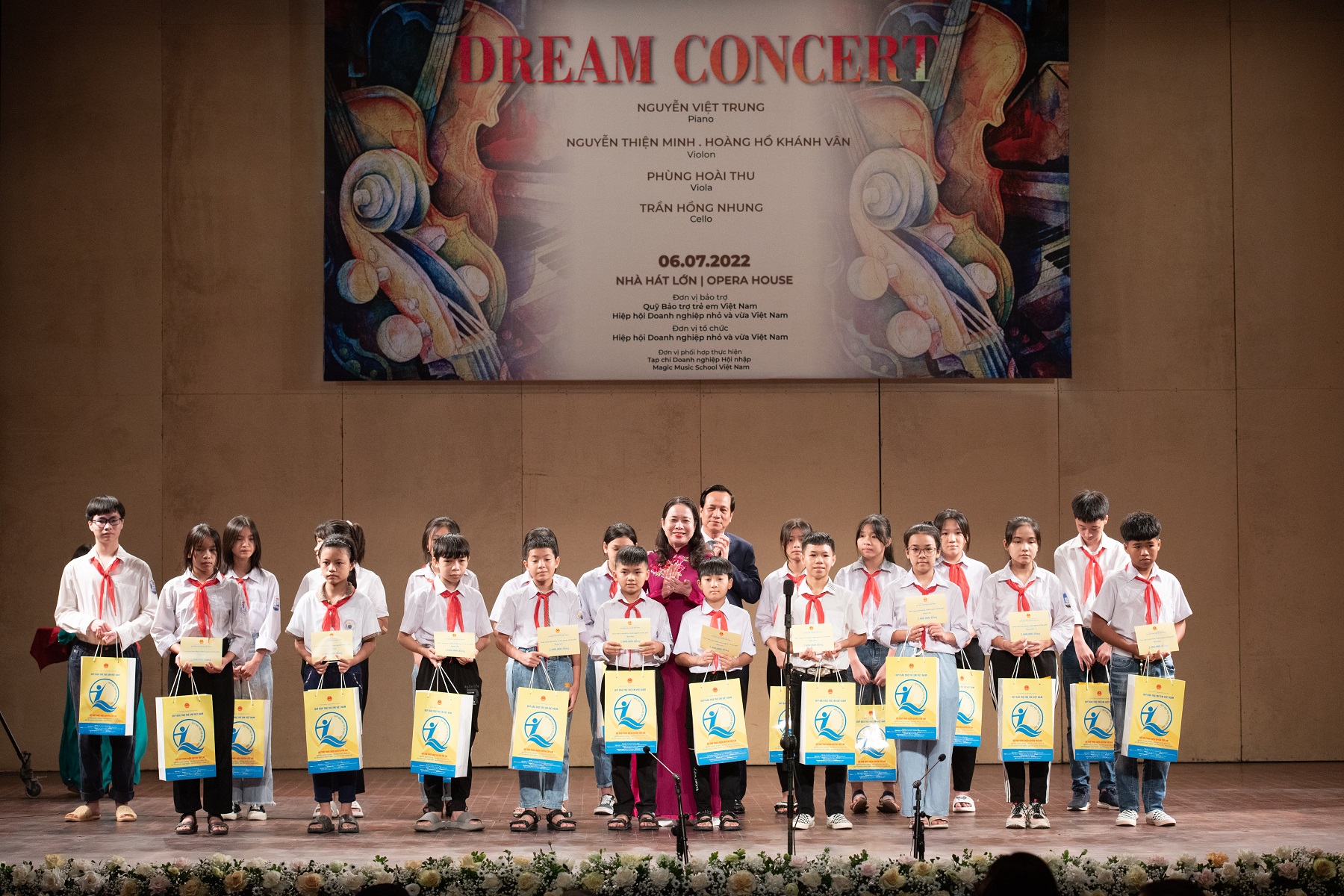 Phó Chủ tịch nước Võ Thị Ánh Xuân trao những phần quà ý nghĩa cho các em nhỏ có hoàn cảnh đặc biệt khó khăn ngay tại đêm nhạc.