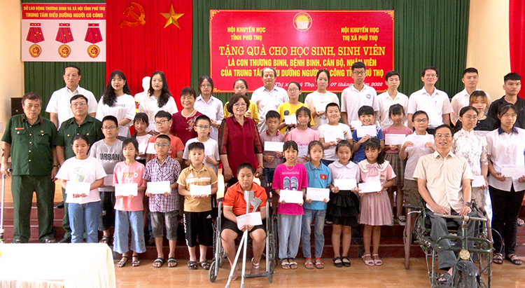 Hội Khuyến học tỉnh Phú Thọ thăm tặng quà cho các em học sinh là con em thương, bệnh binh tại thị xã Phú Thọ