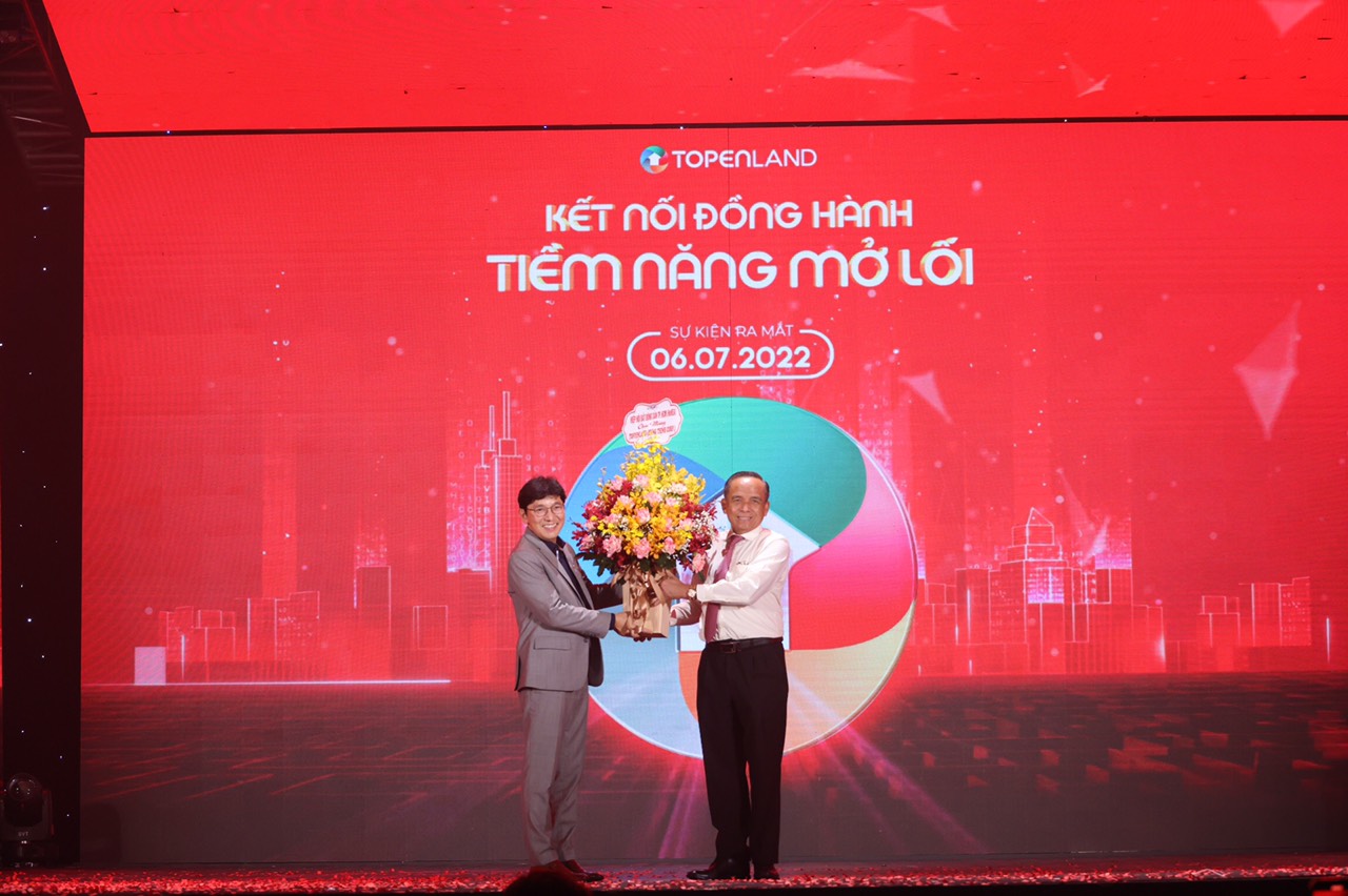 Mr. Le Hoang Chau - Chairman of Ho Chi Minh City Real Estate Association, gave flowers to congratulate Topenland's Board of Directors