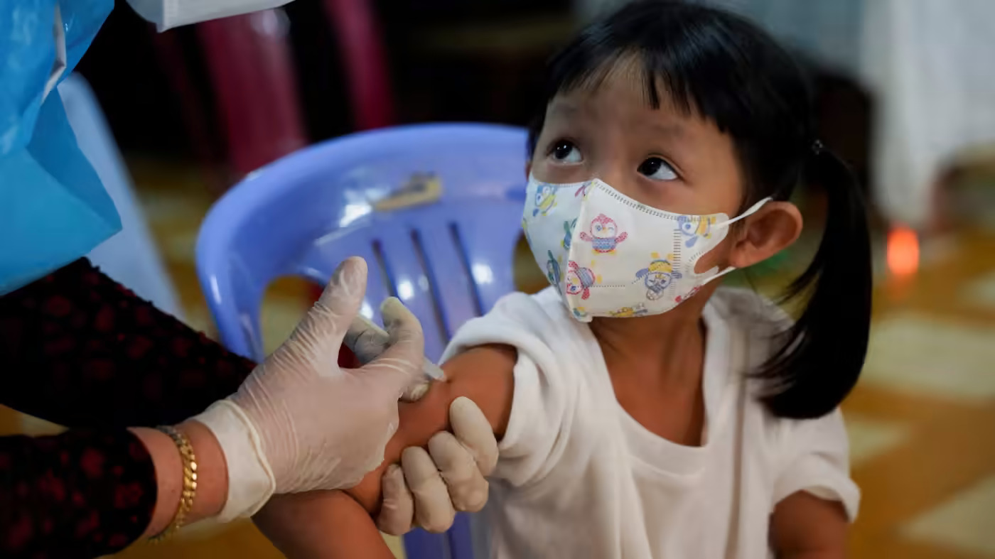 Campuchia, quốc gia bắt đầu tiêm chủng cho trẻ em từ 3 đến 5 tuổi vào tháng 2, dẫn đầu chỉ số phục hồi COVID của Nikkei. © Reuters