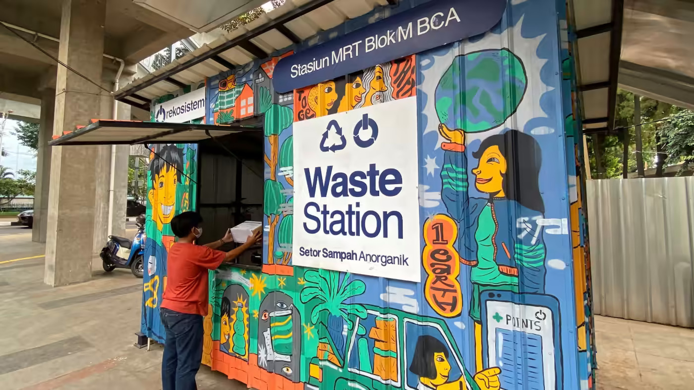 Một ki-ốt Rekosistem tại ga tàu điện ngầm Jakarta thu gom nhiều loại rác thải để tái chế. (Ảnh của Koya Jibiki)