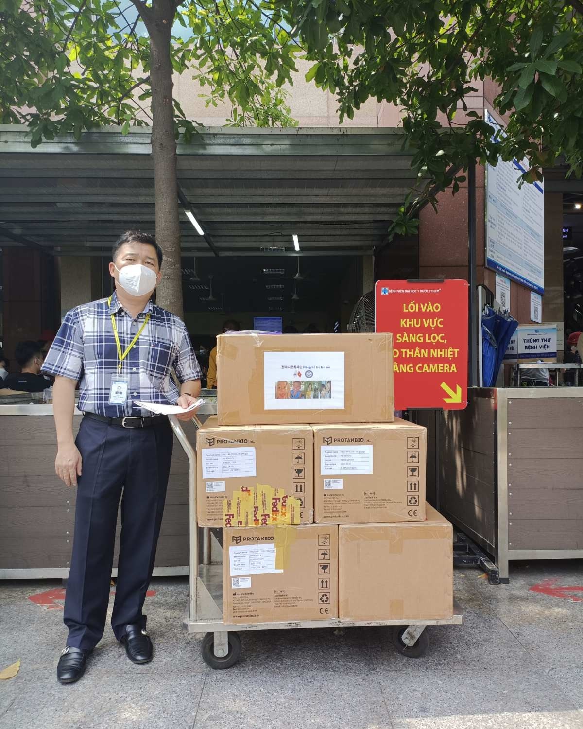 Thông qua sự giúp đỡ của ông Đinh Quang Hiền - Chủ tịch S Group, ngày 8/4 đã chuyển 5.000 kit test đầu tiên tới Bệnh viện Đại học Y dược thành phố Hồ Chí Minh