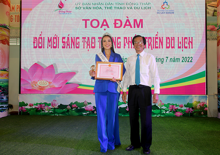 Ông Nguyễn Ngọc Thương trao Bằng khen của Chủ tịch Uỷ ban nhân dân tỉnh
cho Á hậu 2 Hoàn vũ Việt Nam năm 2022 Huỳnh Phạm Thủy Tiên