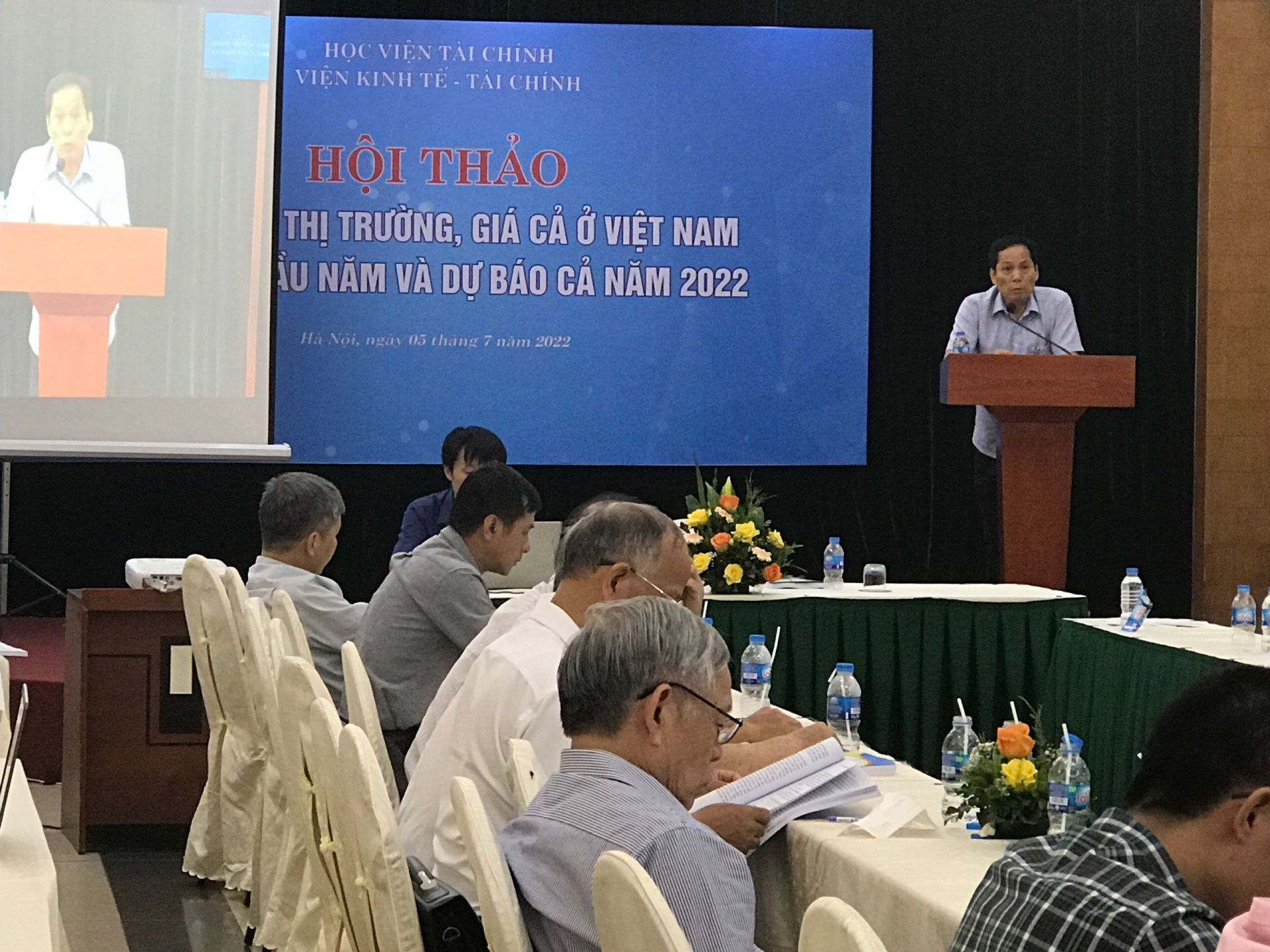 Assoc., PhD. Nguyen Ba Minh - Director of the Institute of Economics and Finance speaks at the conference