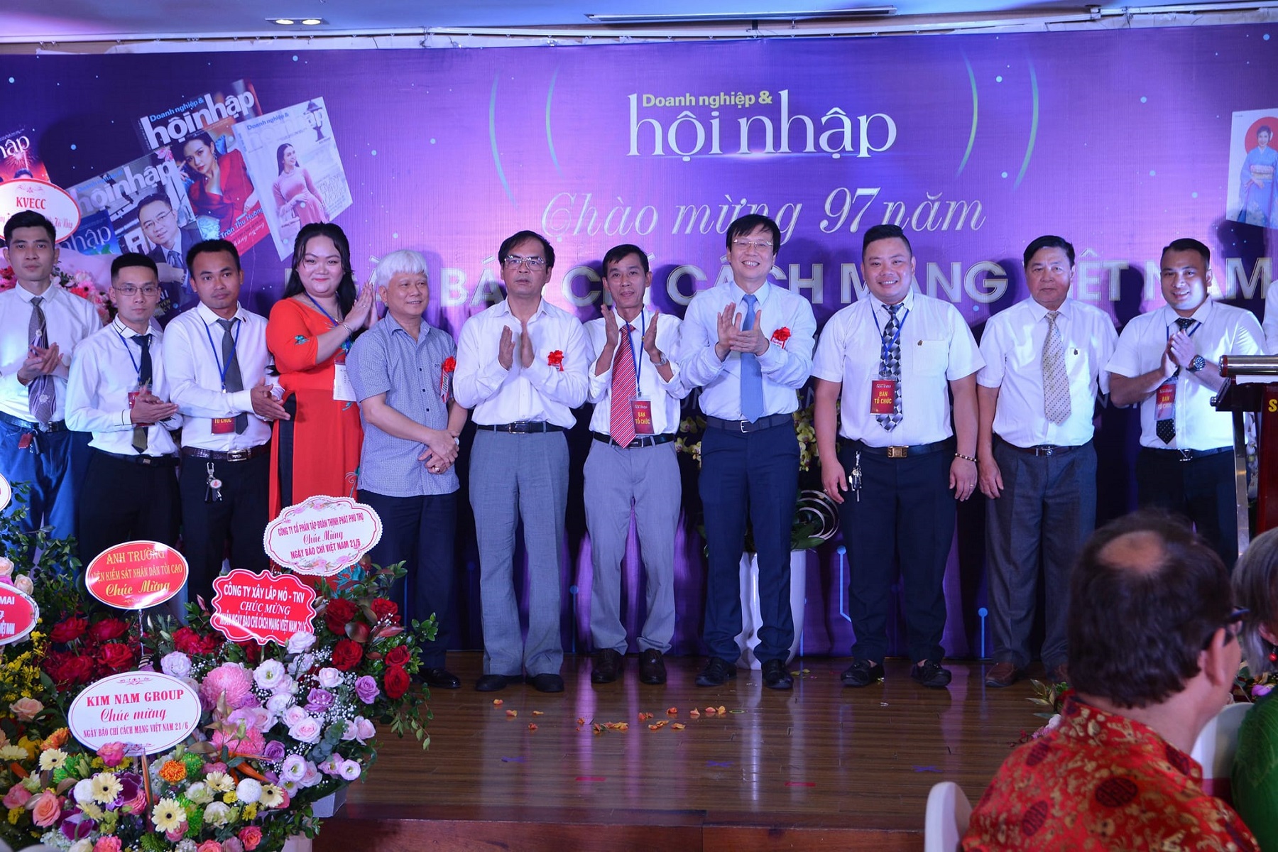 Các biên tập viên, phóng viên vinh dự được trao huy hiệu Hội viên Hội Nhà báo Việt Nam