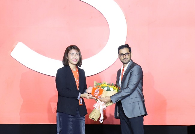 Đại diện VPBank (bên trái) nhận danh hiệu “Đối tác Ấn tượng nhất” năm 2021 từ Shopee