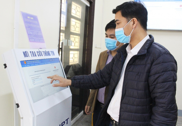 Cán bộ Bộ phận tiếp nhận và trả kết quả theo cơ chế một cửa hiện đại huyện Tam Nông hướng dẫn công dân thực hiện các TTHC trên môi trường mạng