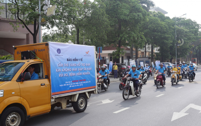 Cán bộ, công chức, nhân viên BHXH tỉnh Phú Thọ và Bưu điện tỉnh diễu hành, tuyên truyền trên các tuyến phố