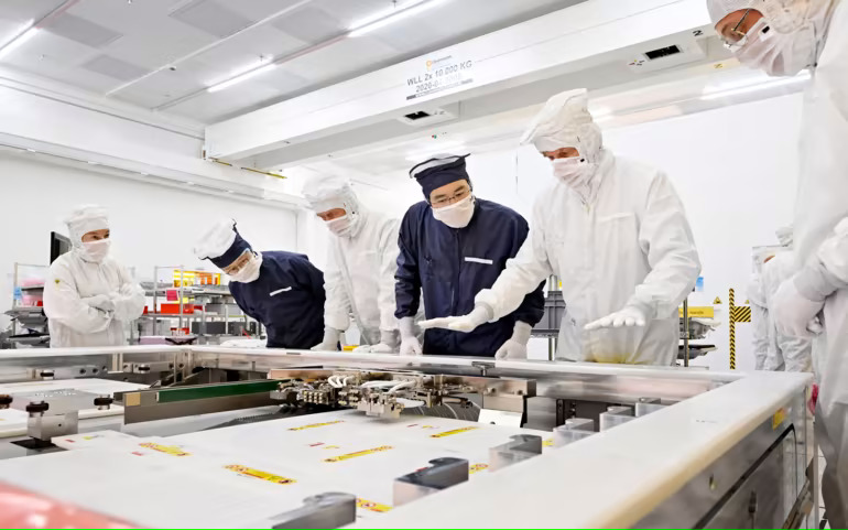 Phó Chủ tịch Samsung Lee Jae-yong, thứ tư từ trái sang, thăm nhà sản xuất thiết bị sản xuất chip ASML của Hà Lan vào tháng Sáu. (Ảnh do Samsung Electronics cung cấp)