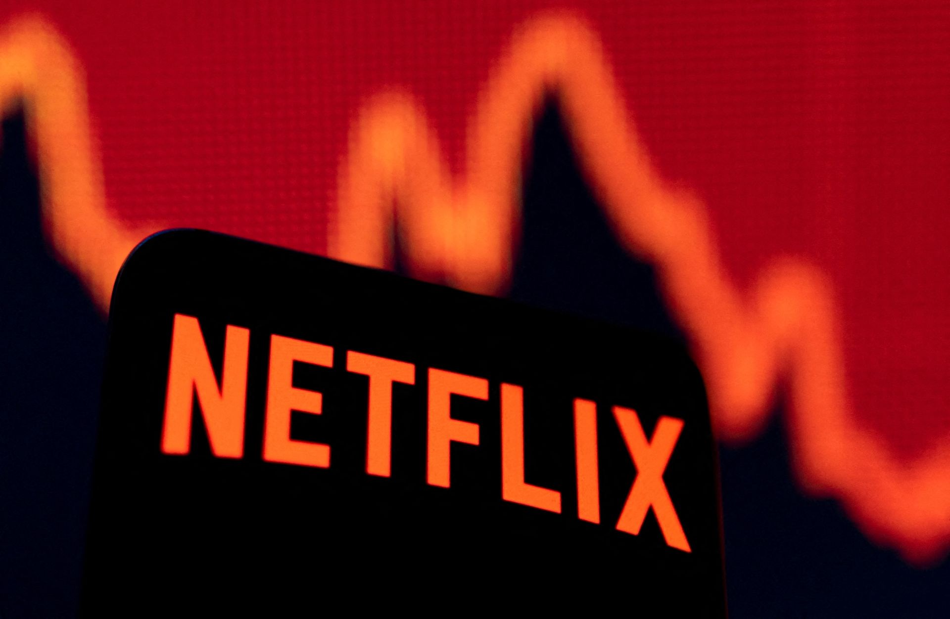 Netflix thông báo đã mất 200.000 người đăng ký và hiện hãng vẫn đang cố gắng kiểm soát chi phí. Một phần nỗ lực của gã khổng lồ này là sa thải nhân viên, cắt giảm nhân sự.