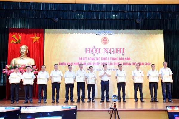 Merit awards are given to units that successfully adopt e-invoices (Photo: VGP/HT)