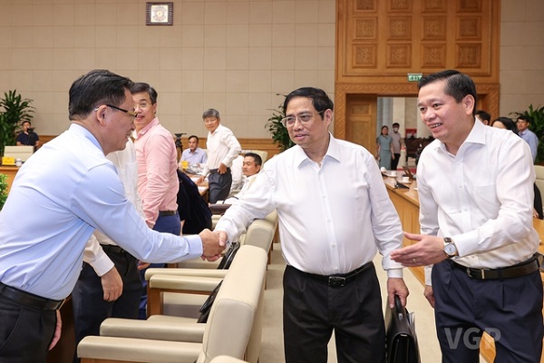 Thủ tướng Phạm Minh Chính cùng các đại biểu tham dự cuộc làm việc (Ảnh: VGP/Nhật Bắc)