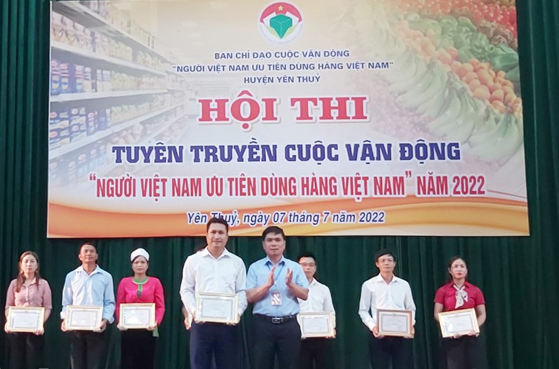 Ban tổ chức trao giải nhất cho xã Ngọc Lương (Yên Thuỷ).