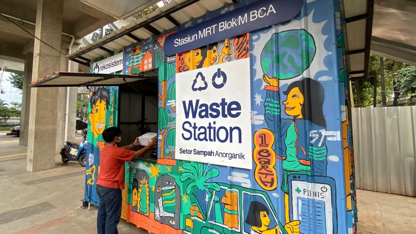 A Rekosistem kiosk at the Jakarta metro station collects a variety of waste for recycling. (Photo: Koya Jibiki).