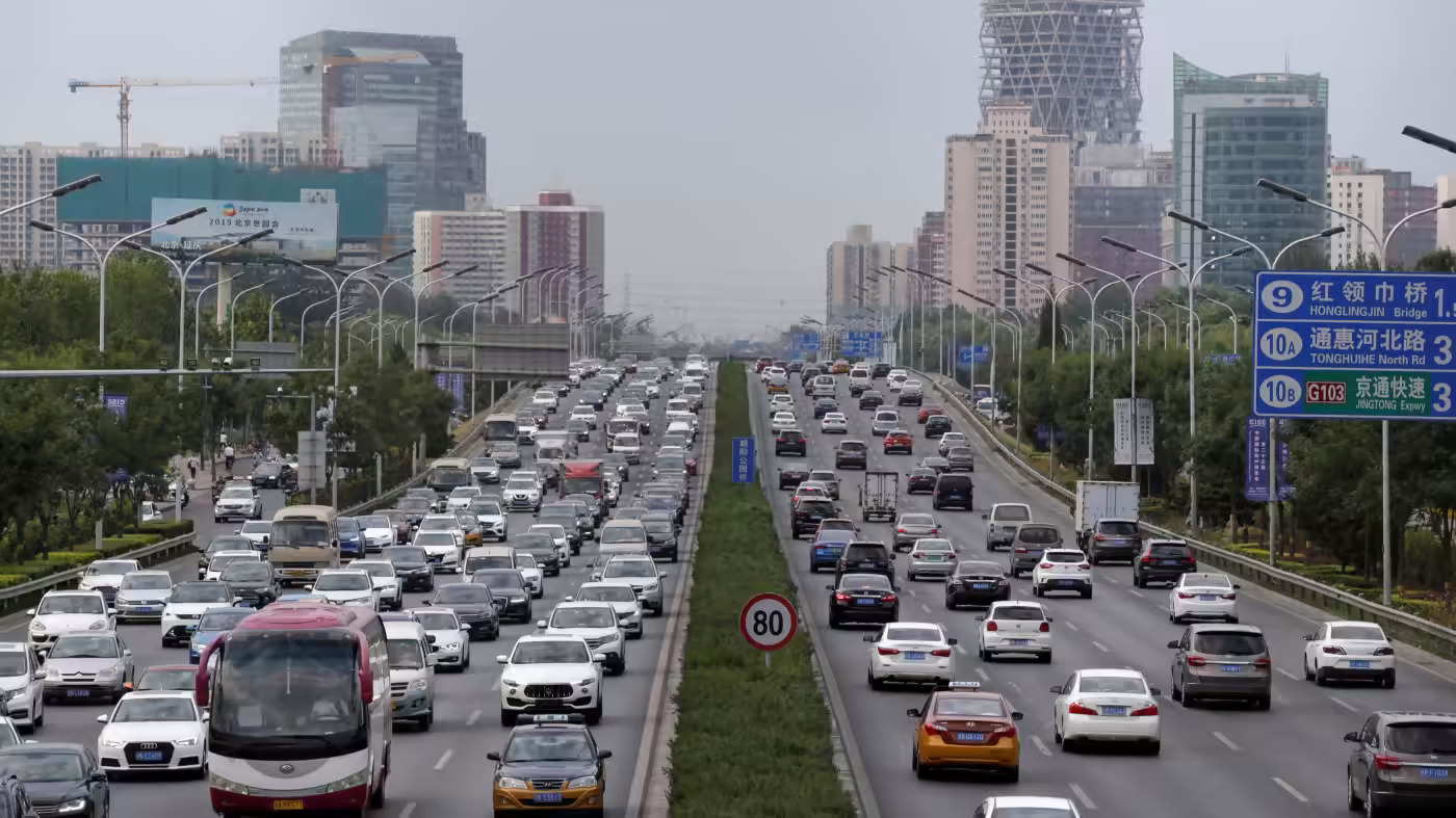 Nhu cầu xe thương mại yếu đã đẩy dự báo bán hàng của nhóm thương mại các nhà sản xuất ô tô Trung Quốc xuống. Nó dự đoán sẽ tăng 3% vào năm 2022 lên 27 triệu xe hơi. © Reuters