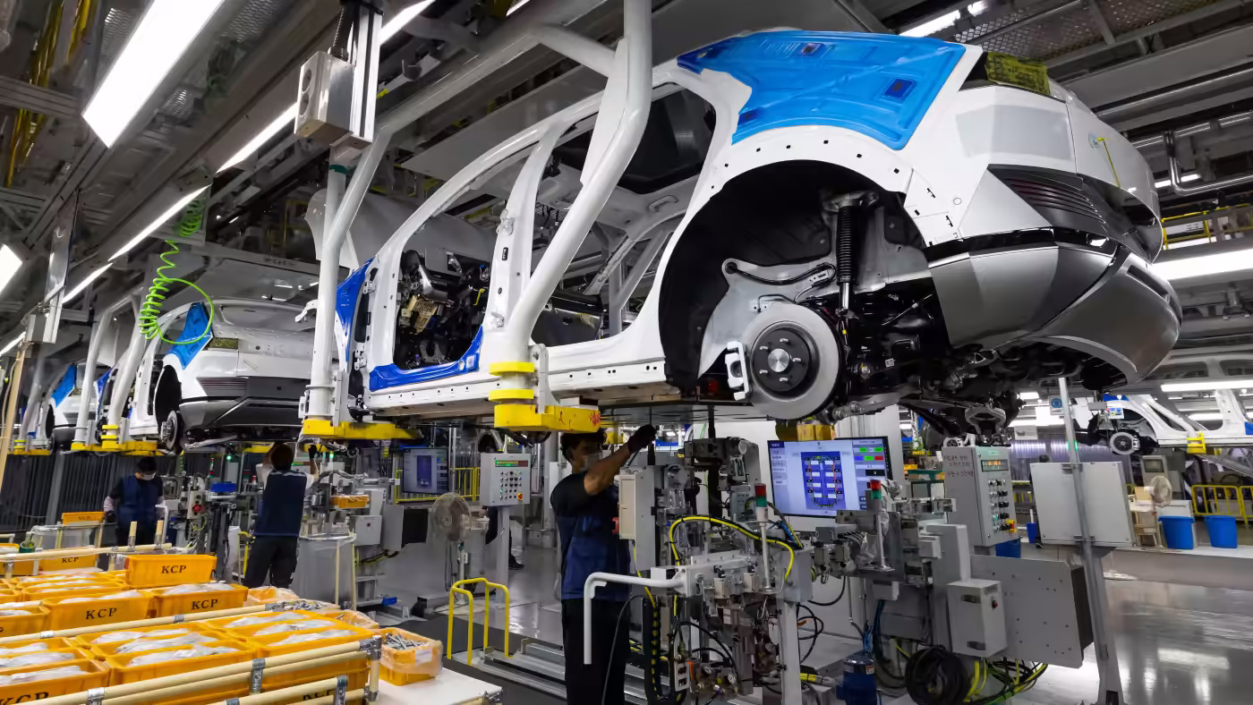 Ảnh minh Các nhân viên của Hyundai Motor làm việc trên dây chuyền sản xuất Ioniq 5 EVs của công ty tại nhà máy ở Ulsan, Hàn Quốc vào ngày 20 tháng 1. © Getty Images