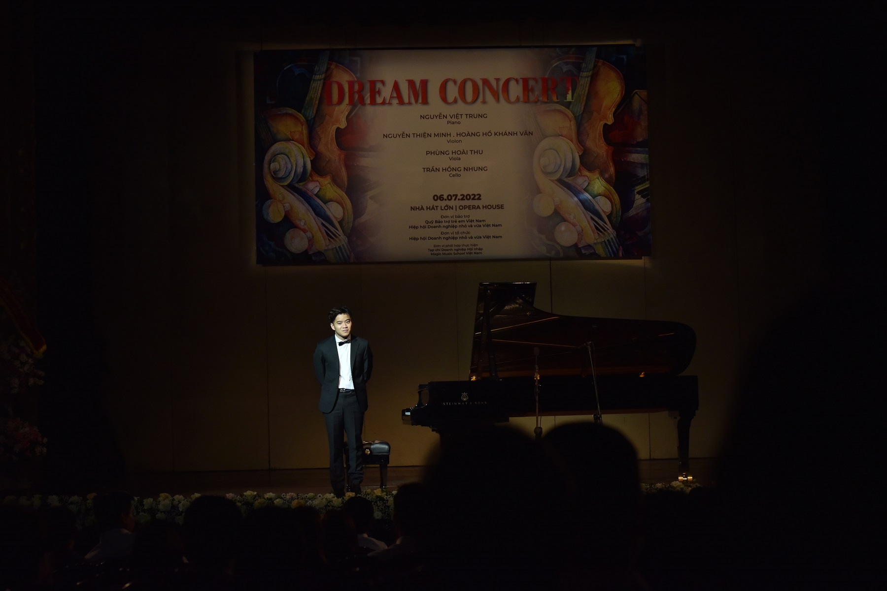 Pianist Nguyen Viet Trung performed at the concert.