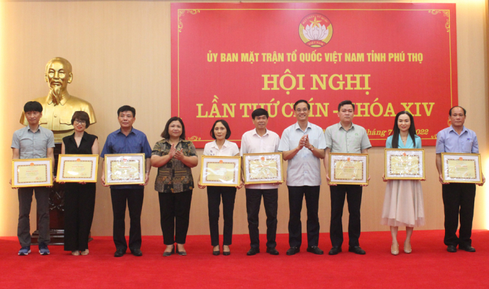 Chủ tịch Ủy ban MTTQ tỉnh Phú Thọ trao Bằng khen của Chủ tịch UBND tỉnh cho các đơn vị có thành tích xuất sắc trong công tác phòng, chống dịch COVID-19